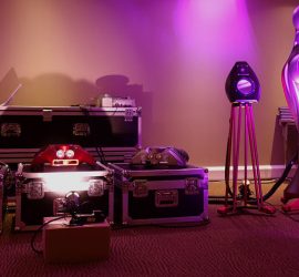 Speakers, amplifiers and cables y Metaxas & Sinss